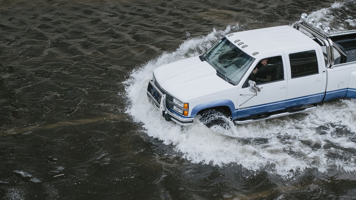 ขับรถลุยน้ำ น้ำท่วม น้ำท่วมขัง ระดับความสูงของน้ำ
