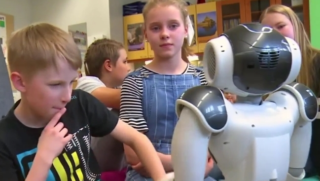 Elias ประเมินนักเรียน ประเมินอารมณ์นักเรียน หุ่นยนต์ หุ่นยนต์ฮิวแมนนอยด์ ฮิวแมนนอยด์ เอเลียส โรงเรียนฟินแลนด์