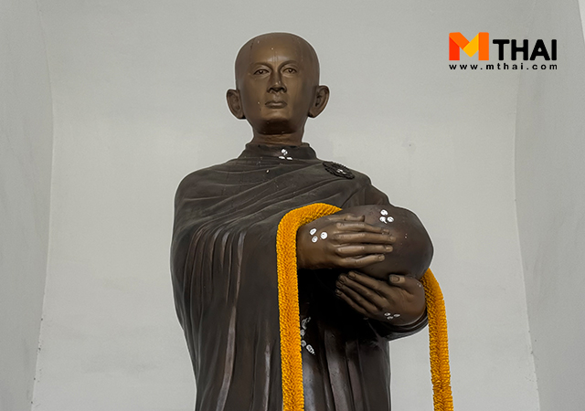 วัดสวยกรุงเทพ วัดโมลีโลกยาราม วัดโมลีโลกยารามราชวรวิหาร สมเด็จพระเจ้าตากสินมหาราชปางทรงผนวช