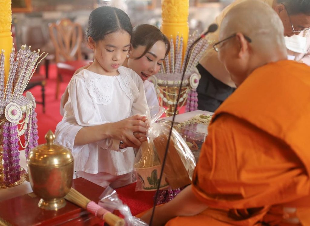 นุ้ย สุจิรา ทำบุญถวานเทียนวันเกิดลูกสาวน้องรดา 