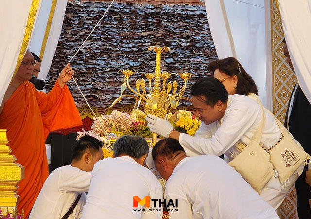 MThai พามู พระธาตุแช่แห้ง ยกช่อฉัตรดอกไม้ทองคำประดับอัญมณี