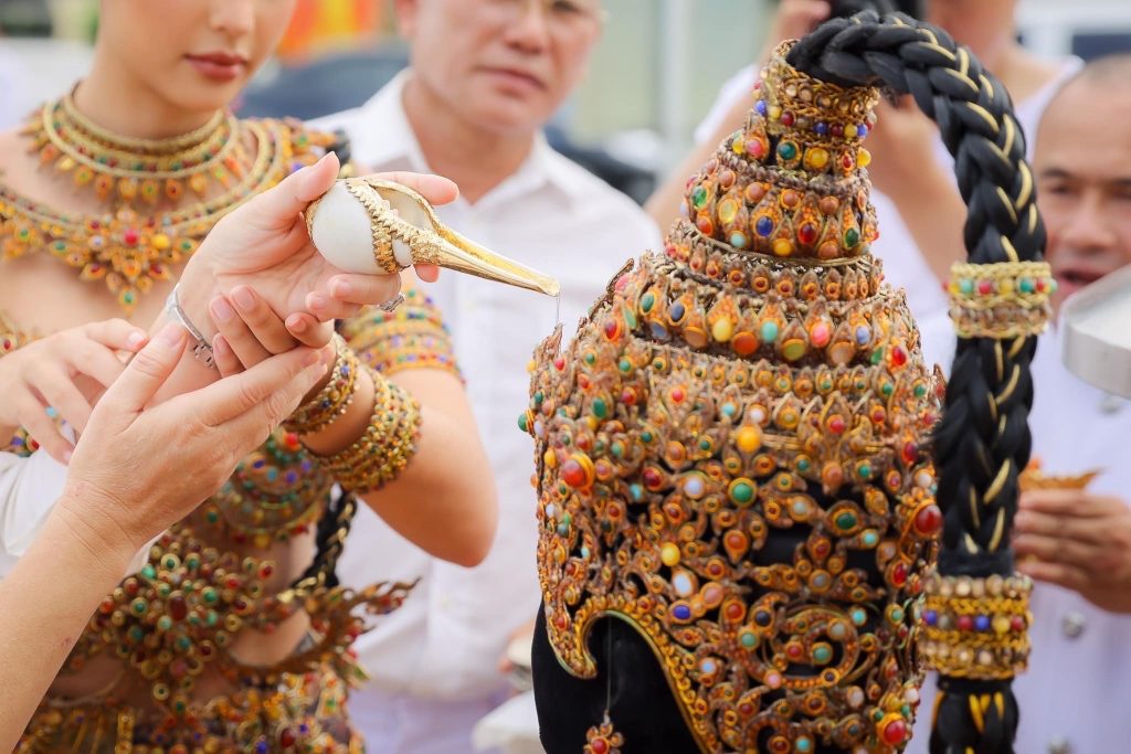 พระแม่ธรณีบีบมวยผม 