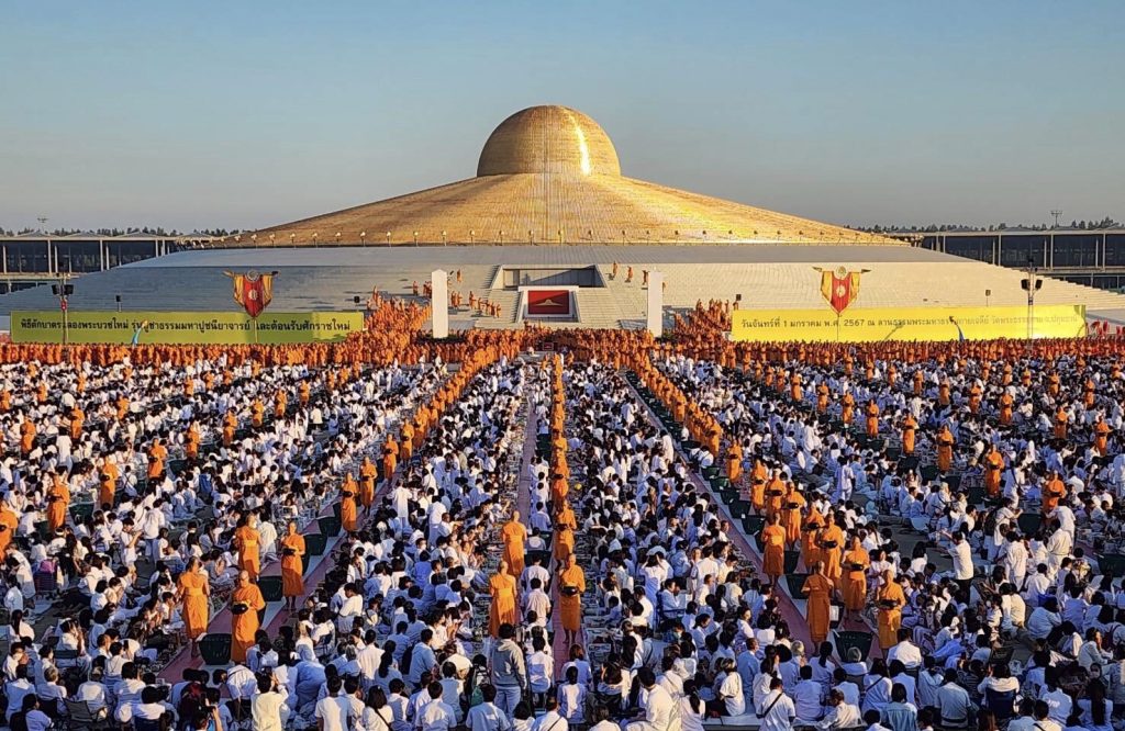 วัดพระธรรมกายจัดสวดมนต์ข้ามปี - ตักบาตรพระกว่า 3,000 รูป ต้อนรับศักราชใหม่ 2567