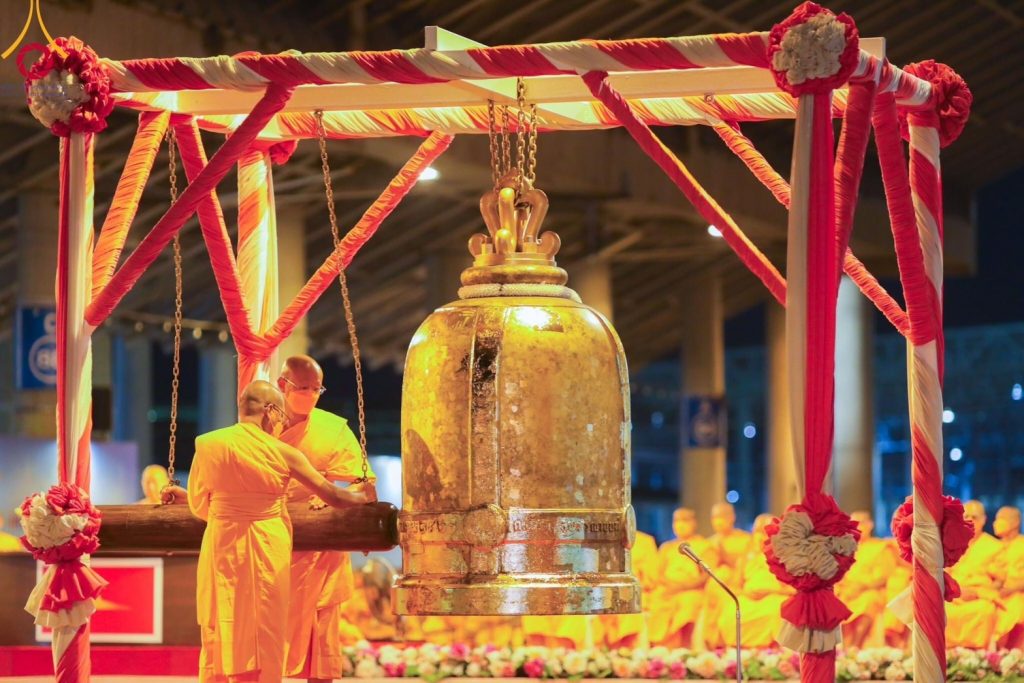 วัดพระธรรมกายจัดสวดมนต์ข้ามปี - ตักบาตรพระกว่า 3,000 รูป ต้อนรับศักราชใหม่ 2567