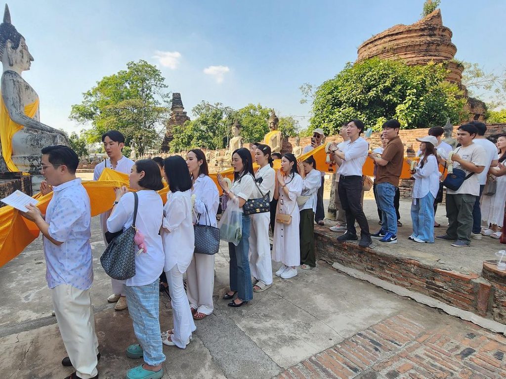 อั้ม พัชราภา ห่มผ้าพระเจดีย์ วัดใหญ่ชัยมงคล 