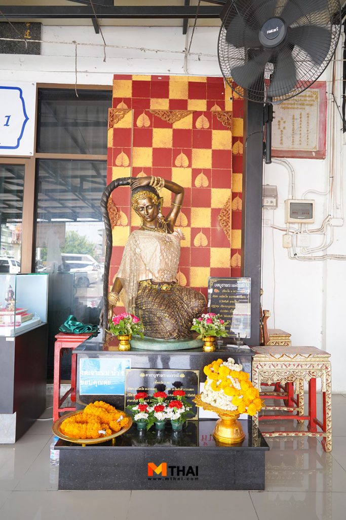 พระแม่ธรณีบีบมวยผม