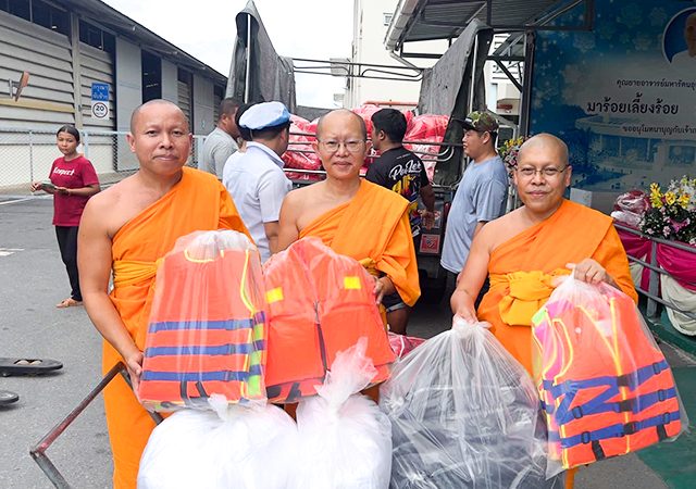 ถุงยังชีพ น้ำท่วมเชียงราย น้ำท่วมเชียงใหม่ มูลนิธิธรรมกาย วัดพระธรรมกาย เสื้อชูชีพ