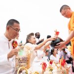 พ่อเมืองแจัดตักบาตรพระหมื่น ทำบุญเมือง 557 ปี