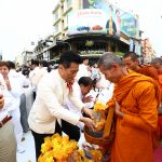 พ่อเมืองแจัดตักบาตรพระหมื่น ทำบุญเมือง 557 ปี