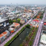 พ่อเมืองแจัดตักบาตรพระหมื่น ทำบุญเมือง 557 ปี