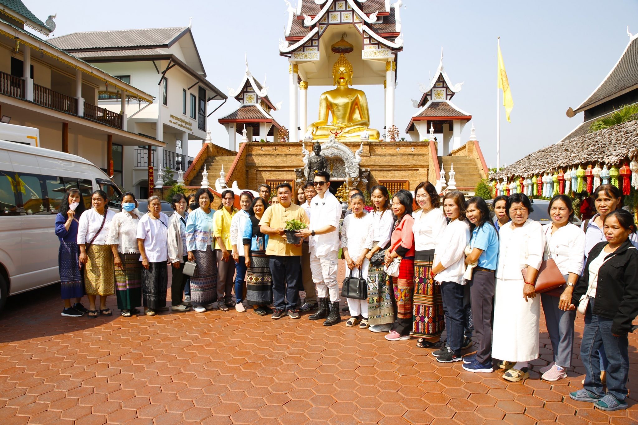 .โสดสายบุญ! อั้ม อธิชาติ แก้เคล็ดใหญ่วันเกิด แอ่วเหนือเชียงใหม่ ทำฟันพระภิกษุ-สามเณร.
